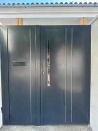 PUERTA PEATONAL DISEÑO BLOCK CON ADORNOS EN INOX